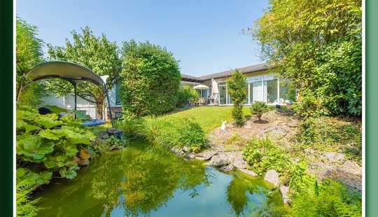 Bild von Leben fast ohne Treppen im Winkelbungalow mit großer Schwimmhalle, Garten ohne Einblicke