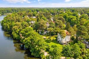 Ein Sprung vom eigenen Garten in den See: Historische Villa in einzigartiger Schlachtenseelage – Die vollständige Adresse der Immobilie erhältst du vom Anbieter., 14129 Nikolassee, Berlin – Vorschaubild 1