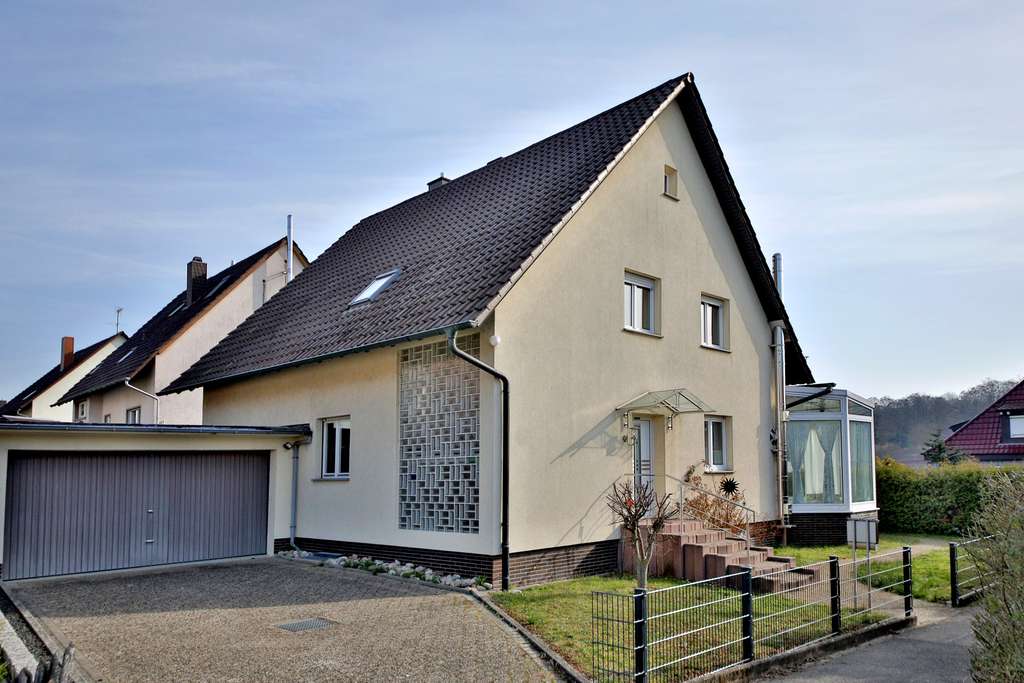 Immobilie in Kraichtal - Doppeltes Wohnvergnügen: Zweifamilienhaus mit (Winter-)Garten und XXL-Garage wartet auf Sie - Bild 1