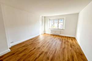 Bezugsfreie Etagenwohnung mit Einbauküche und Balkon