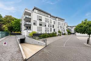 Erstbezug in zentraler Lage – hochwertiges Wohnen mit Südwest-Balkon & 2 TG-Stellplätzen