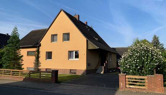 Bild von Großzügiges 2-Familien-Haus mit Wintergarten, 2 Garagen, Stallgebäude 