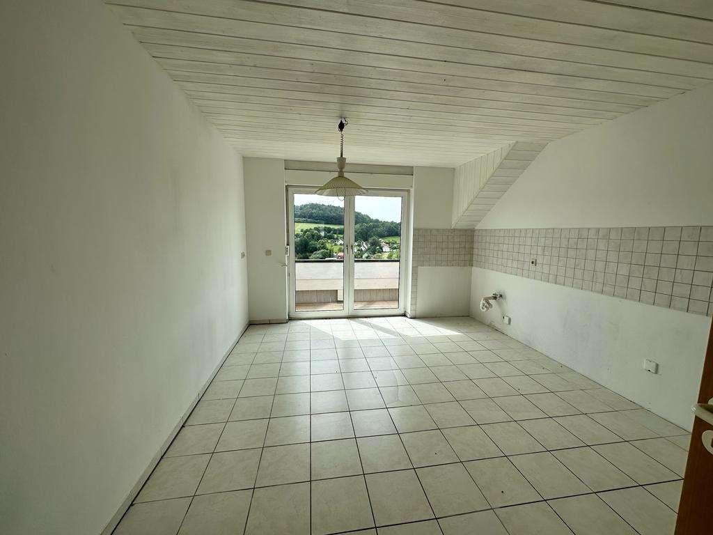 Immobilie in Ködnitz - Unverbaubarer Panoramablick!
Großzügige 4-Zimmer-Wohnung im Dachgeschoss vor den Toren Kulmbachs - Bild 4