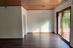 Modernisierter Bungalow  mit ELW und großem Garten  in  Topwohnlage – Die vollständige Adresse der Immobilie erhältst du vom Anbieter., 65795 Hattersheim am Main – Vorschaubild 2
