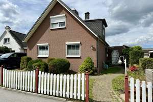 Solides Einfamilienhaus mit herrlichem Garten auf Eigenland