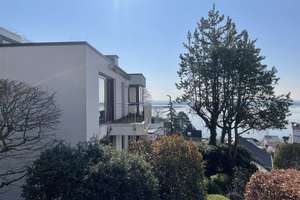Wohnung mit weiträumigem Elbblick und zwei Stellpätzen unmittelbar vor der Tür