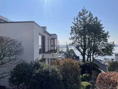 Wohnung mit weiträumigem Elbblick und zwei Stellpätzen unmittelbar vor der Tür