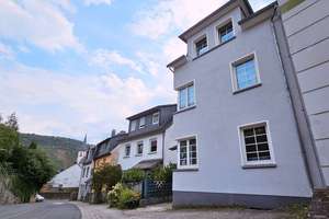 Gepflegtes Einfamilienhaus mit schönem Außenbereich in ruhiger Lage von Briedel – Die vollständige Adresse der Immobilie erhältst du vom Anbieter., 56867 Briedel – Vorschaubild 2