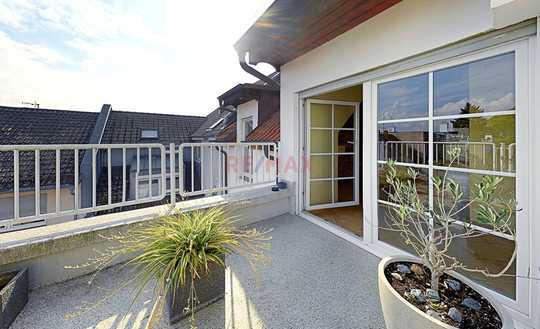 Ihr neues Zuhause: Großzügige Wohnung mit Kamin, Terrasse & Balkon einzugsbereit zu sofort