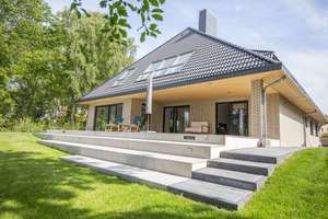 Exklusive Familienvilla am Naturschutzgebiet Leinemasch mit Option für Mehrgenerationenwohnen – Die vollständige Adresse der Immobilie erhältst du vom Anbieter., 30880 Laatzen – Vorschaubild 2