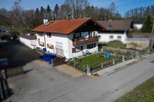 Charmantes Zweifamilienhaus auf großem Grundstück – Kapitalanlage heute – Eigennutzung morgen – Die vollständige Adresse der Immobilie erhältst du vom Anbieter., 83064 Raubling – Vorschaubild 2