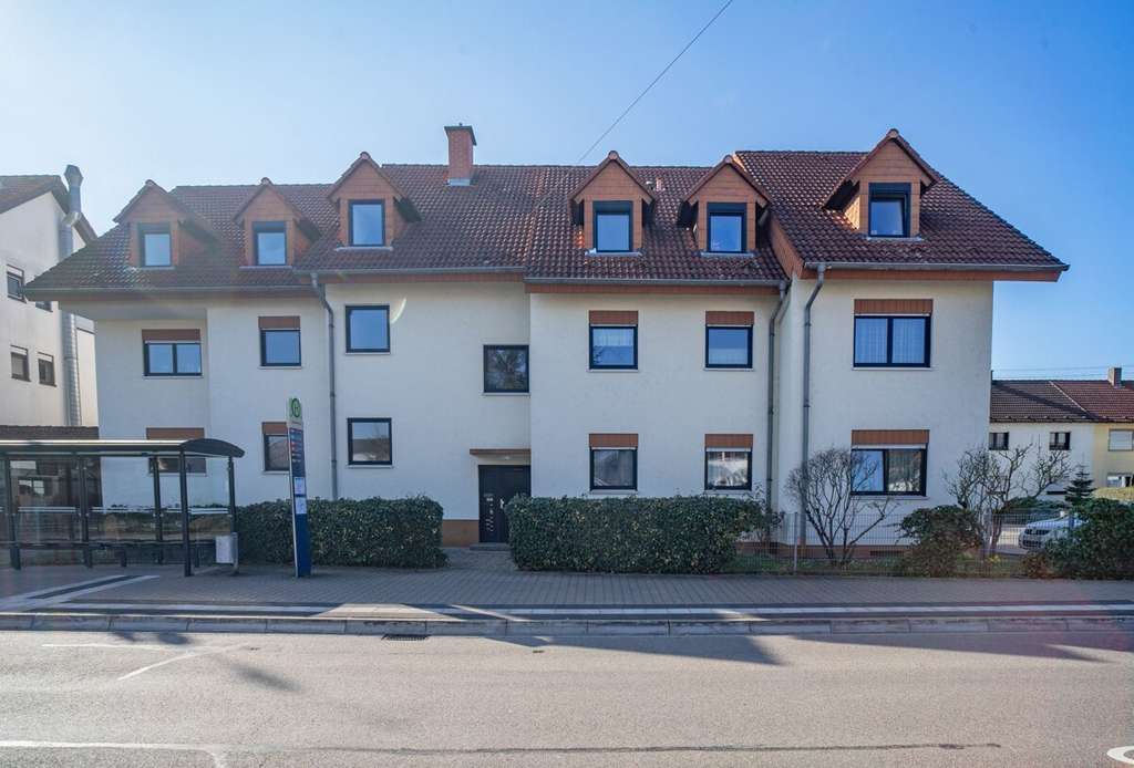 Immobilie in Walldorf - Wohnen mit Wohlfühlfaktor: Gepflegte Dachgeschosswohnung mit Kamin & Dachterrasse - Bild 1