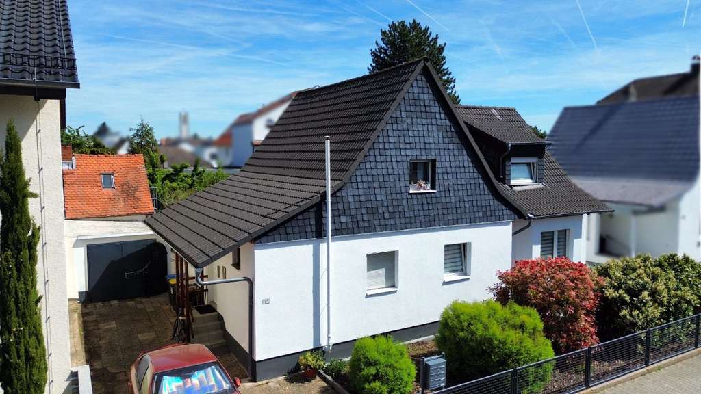 Immobilie in Kelsterbach - Vermietetes Mehrfamilienhaus mit Nebengebäude  Garten in zentraler Lage von Kelsterbach - Bild 1