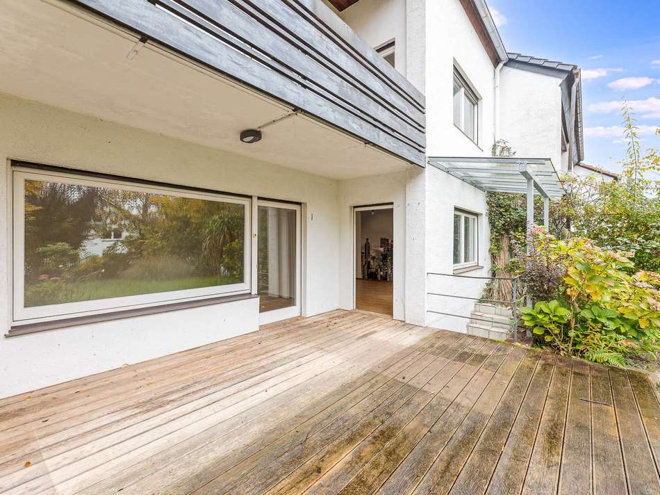 teilüberdachte Terrasse