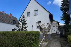 Freistehendes Einfamilienhaus mit großem Gartenanteil