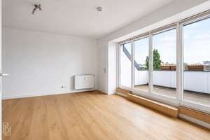 Sonnige Dachgeschosswohnung mit großem Südbalkon – 3 Zimmer in Berlin-Johannisthal – Die vollständige Adresse der Immobilie erhältst du vom Anbieter., 12487 Johannisthal, Berlin – Vorschaubild 3