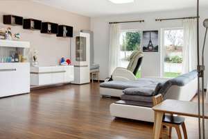 Modernes Einfamilienhaus mit Galerie, Kamin und drei Garagen in ruhiger Randlage – Im Förstergarten 31, 91336 Heroldsbach – Vorschaubild 1
