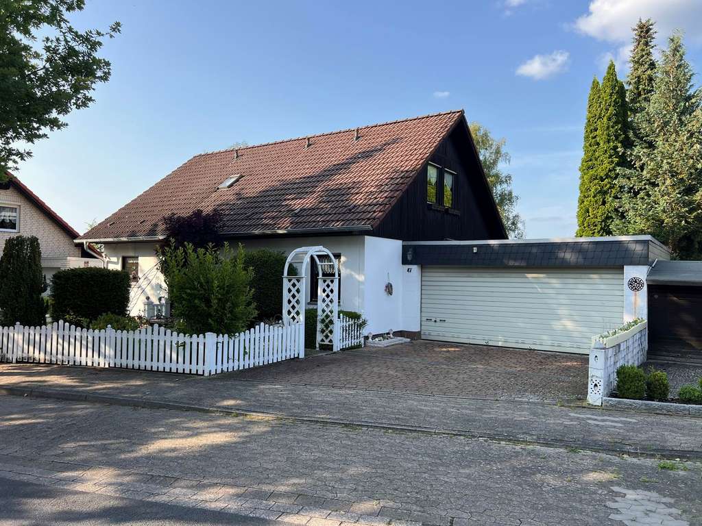 Großes saniertes Einfamilienhaus in Gebhardshagen mit Keller, Doppelgarage, Holzständerwerk-Bauweise