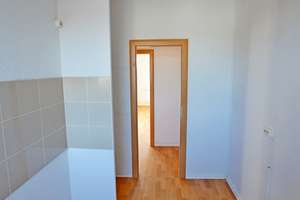 Bezug sofort möglich! 3-Raum-Wohnung, Badewanne, Aufzug, Balkon, PKW-Stellplatz! – Am Rosengarten 29, 6526 Sangerhausen – Vorschaubild 16