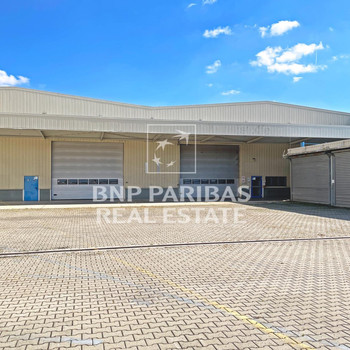 Lichtdurchflutete Halle mit überdachten Toren und Freifläche