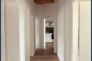 Stilvolle 2-Zimmer-Dachgeschosswohnung mit Holzbalkendecke, Einbauküche & modernisiertem Bad – 39112 Sudenburg, Magdeburg – Vorschaubild 2