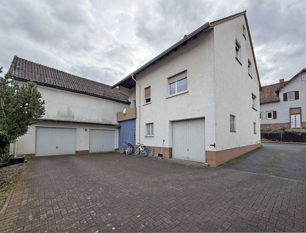 Immobilie in Flieden - Zweifamilienhaus mit Perspektive - zwei Einheiten, drei Garagen - Bild 2