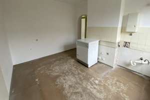 NBG-EIBACH: KOMPLETT SANIERUNGSBEDÜRFTIGES 2-FAMILIEN-REIHENMITTELHAUS OHNE GARAGE IN RUHIGER LAGE – Riedenburger Straße 39, 90451 Röthenbach Ost, Nürnberg – Vorschaubild 9