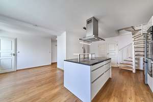 FOR PEOPLE WITH HIGH DEMANDS! Maisonette apartment with kitchen and roof terrace *14 min to Clay*