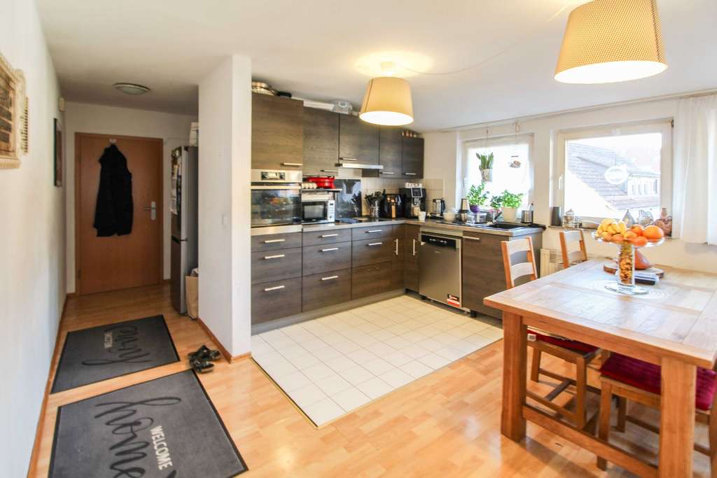 Immobilie in Esslingen am Neckar - Lichtdurchflutete 4-Zimmer-Wohnung mit zwei Tageslichtbädern und praktischen Zusatzflächen - Bild 2