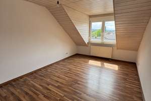 Helle 2-Zi Dachgeschosswohnung mit EBK