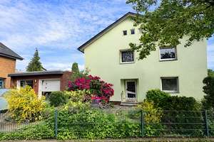 Sanierungsbedürftiges Ein- bis Zweifamilienhaus mit viel Platz in familienfreundlicher Lage!