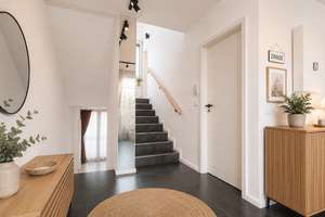 Außergewöhnliche Split-Level-Wohnung auf 4 Ebenen: vollklimatisiert, mit Pool & Dachterrasse – Die vollständige Adresse der Immobilie erhältst du vom Anbieter., 30627 Misburg-Nord, Hannover – Vorschaubild 2