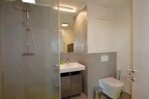 Stilvolle 2-Zimmer-Wohnung mit EBK in Magdeburg – Freiherr-vom-Stein-Straße 42, 39108 Magdeburg – Vorschaubild 4