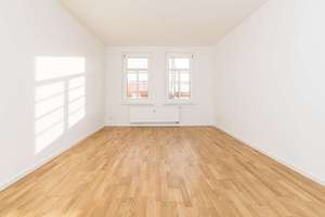 Lichtdurchflutete 2-Zimmer-Wohnung im Dachgeschoss eines Gründerzeitbaus