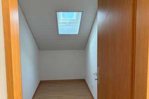 Ruhige 2,5-Zimmer-Dachgeschosswohnung mit Balkon und Weinbergblick in Obersulm-Affaltrach – Die vollständige Adresse der Immobilie erhältst du vom Anbieter., 74182 Obersulm – Vorschaubild 4