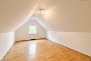 Familienfreundliche 6-Zimmer-Doppelhaushälfte mit kleinen Garten in Lehrberg – Die vollständige Adresse der Immobilie erhältst du vom Anbieter., 91611 Lehrberg – Vorschaubild 4