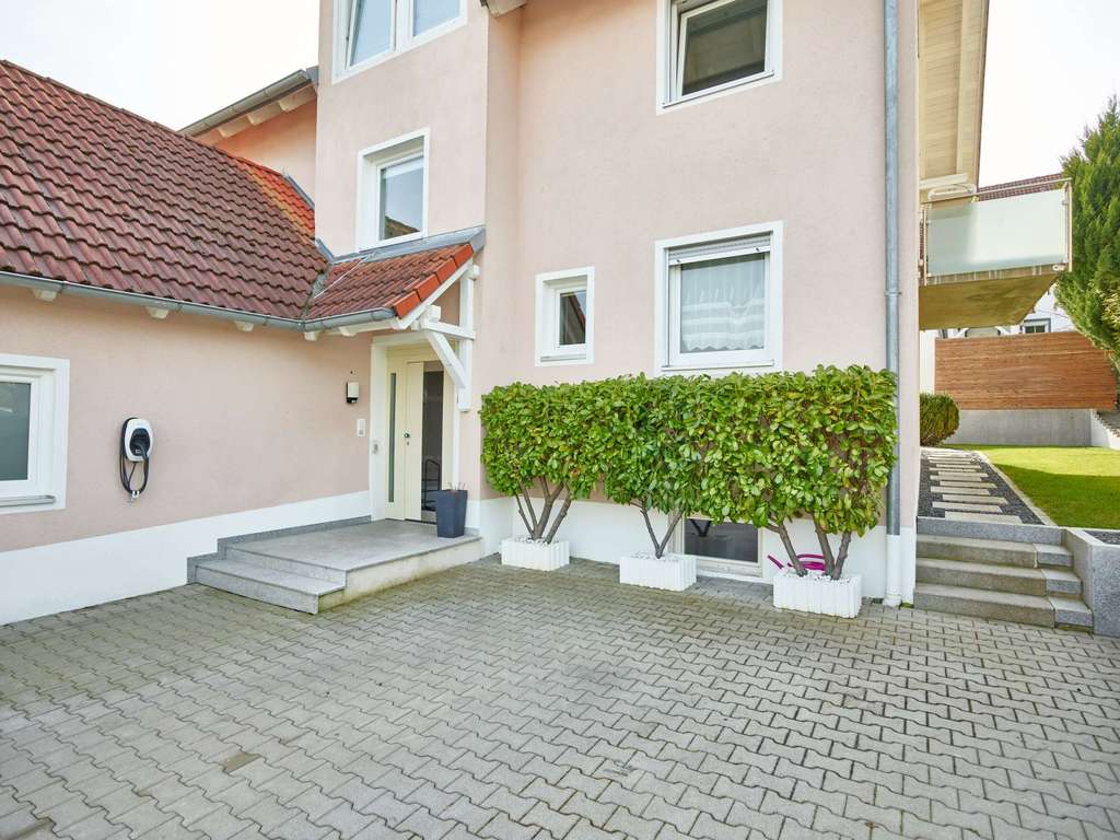 Immobilie in Kumhausen - !! Wunderschönes Einfamilienhaus mit Einliegerwohnung in Ruhiger Siedlungslage nahe Landshut !! - Bild 2