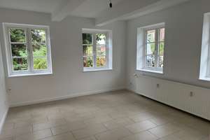 Bildschöne sanierte Wohnung in einem herrlichen Reetdachhaus