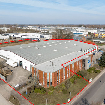 4.250 m² Stützenfreie Warmhalle mit Büro, Stellplätzen und Abstellflächen