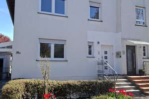 Lichtdurchflutete Doppelhaushälfte mit Einliegerwohnung in ruhiger Lage