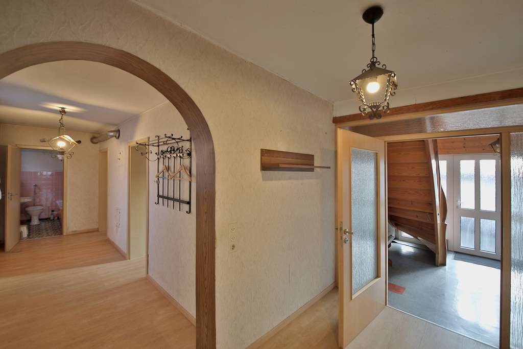 Immobilie in Kraichtal - Sanierungsobjekt mit viel Potenzial! Einfamilienhaus mit Garage, Garten und großem Scheunenareal - Bild 3