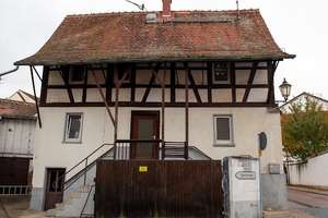 Renovierungsbedürftiges Haus mit 4 Zimmern in Hofheim. Baugenehmigung für 3 WE ist vorhanden!  – Alt Lorsbach 3, 65719 Hofheim am Taunus – Vorschaubild 2