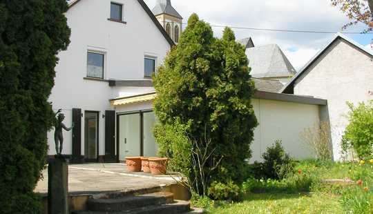 Bild von Gartenparadies mit Terrassen, Pool, Scheune und Garage, Wohnhaus mit 2 WE