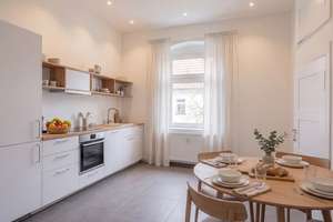 Erstbezug nach Sanierung: Attraktive, lichtdurchflutete 2-Zimmer-Wohnung I Balkon & Tageslicht-Bad – Althoffstraße 4, 12169 Steglitz, Berlin – Vorschaubild 2