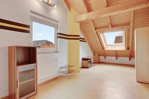 Sofort bezugsfertig! Modernisiertes Reihenendhaus mit Carport, Stellplatz und Garten – Die vollständige Adresse der Immobilie erhältst du vom Anbieter., 95448 Oberskonnersreuth, Bayreuth – Vorschaubild 7
