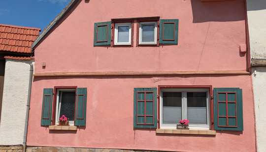 Bild von Fachwerkhaus und Bruchsteinscheune in denkmalgeschützter Hofreite