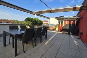 Außergewöhnliche 4,5 Zimmer Wohnung mit riesiger Dachterrasse und 2 TG-Stellplätzen in Ortsrandlage!