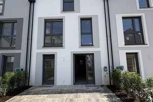 Erstbezug: Reihenmittelhaus mit EBK und Garten in Köfering – Fugger Hof 8, 93096 Regensburg (Kreis) – Vorschaubild 1