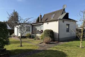 Wohlfühloase am Wasser: Freistehendes Haus mit 2 Bädern & 750 m² Parkgrundstück