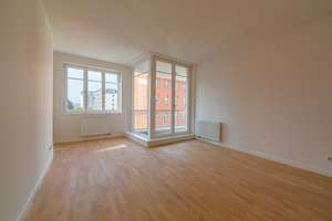 Helle und geräumige Wohnung mit drei Zimmern sowie Balkon und Einbauküche in Berlin Mitte – 10115 Mitte (Ortsteil), Berlin – Vorschaubild 2